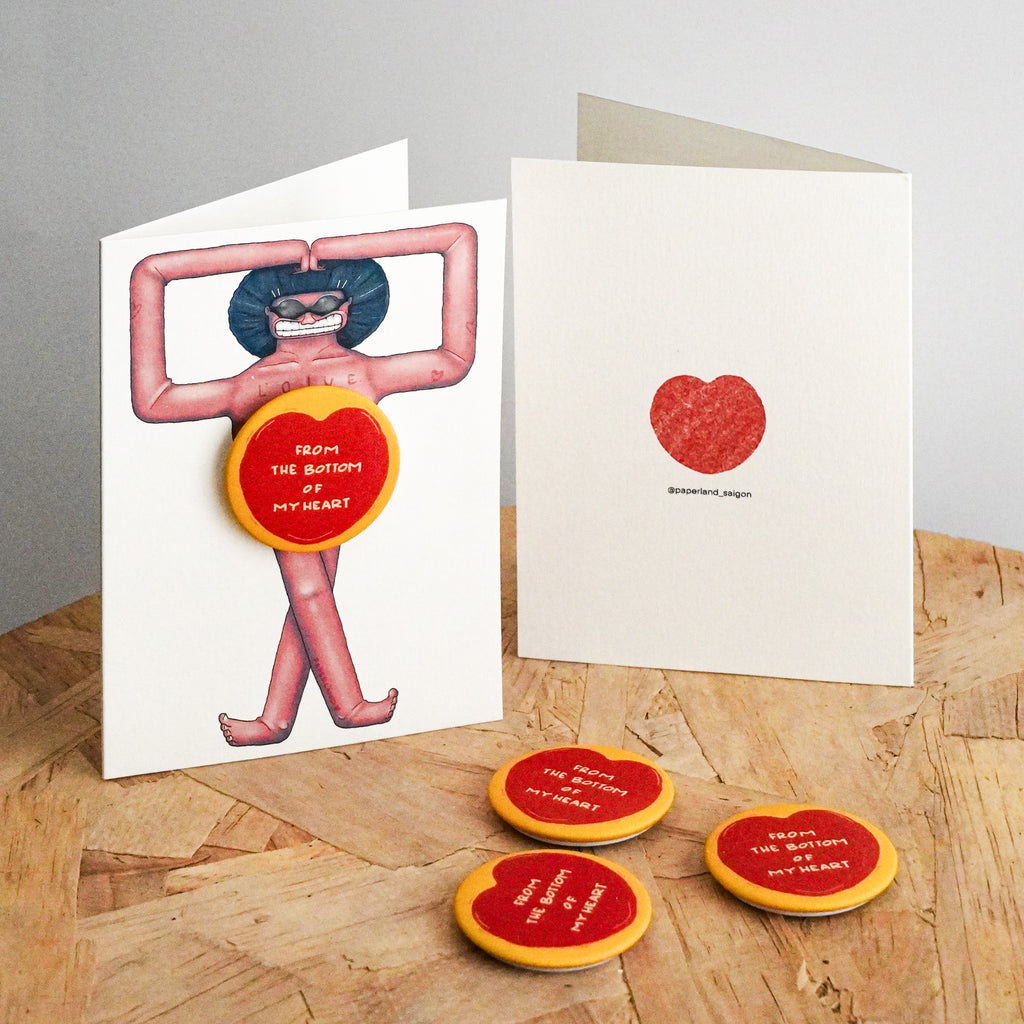 " FROM THE BOTTOM OF MY HEART" POSTCARD + PIN CÀI